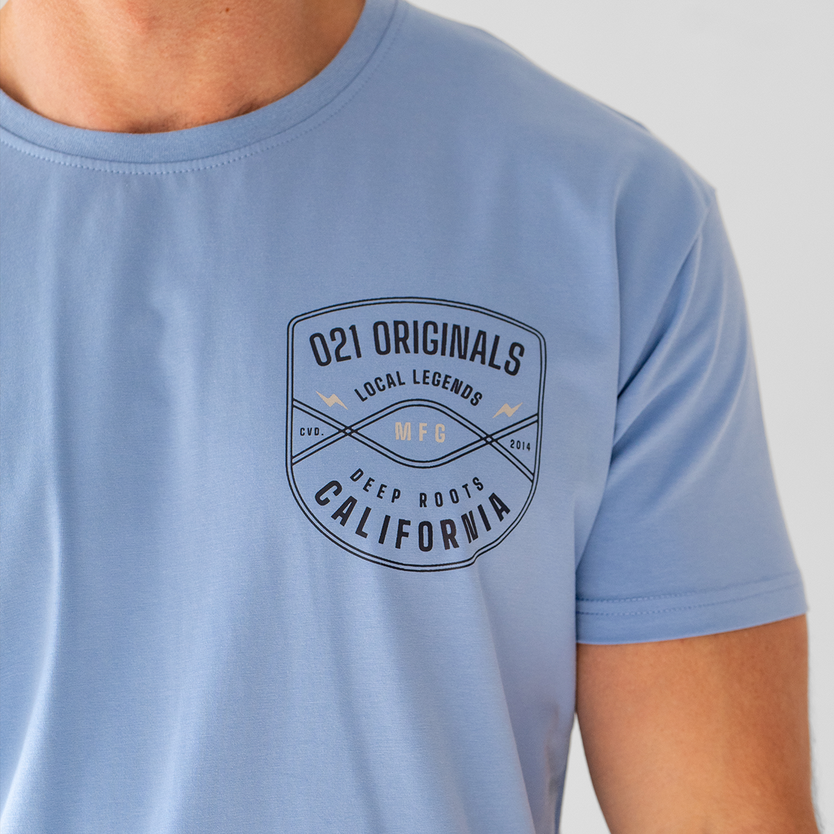 CREST SPLIT-HEM T-SHIRT - COASTAL BLUE