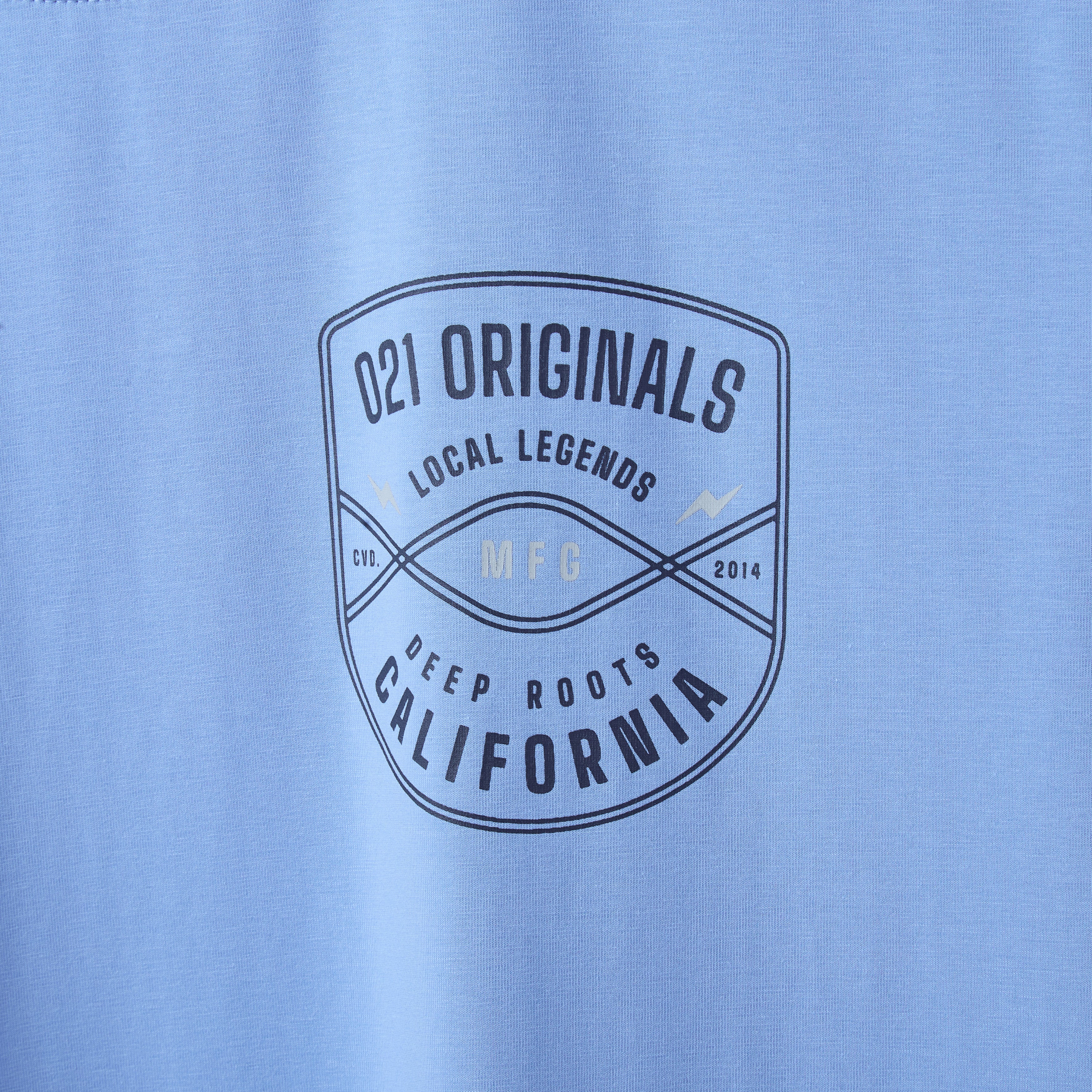 CREST SPLIT-HEM T-SHIRT - COASTAL BLUE