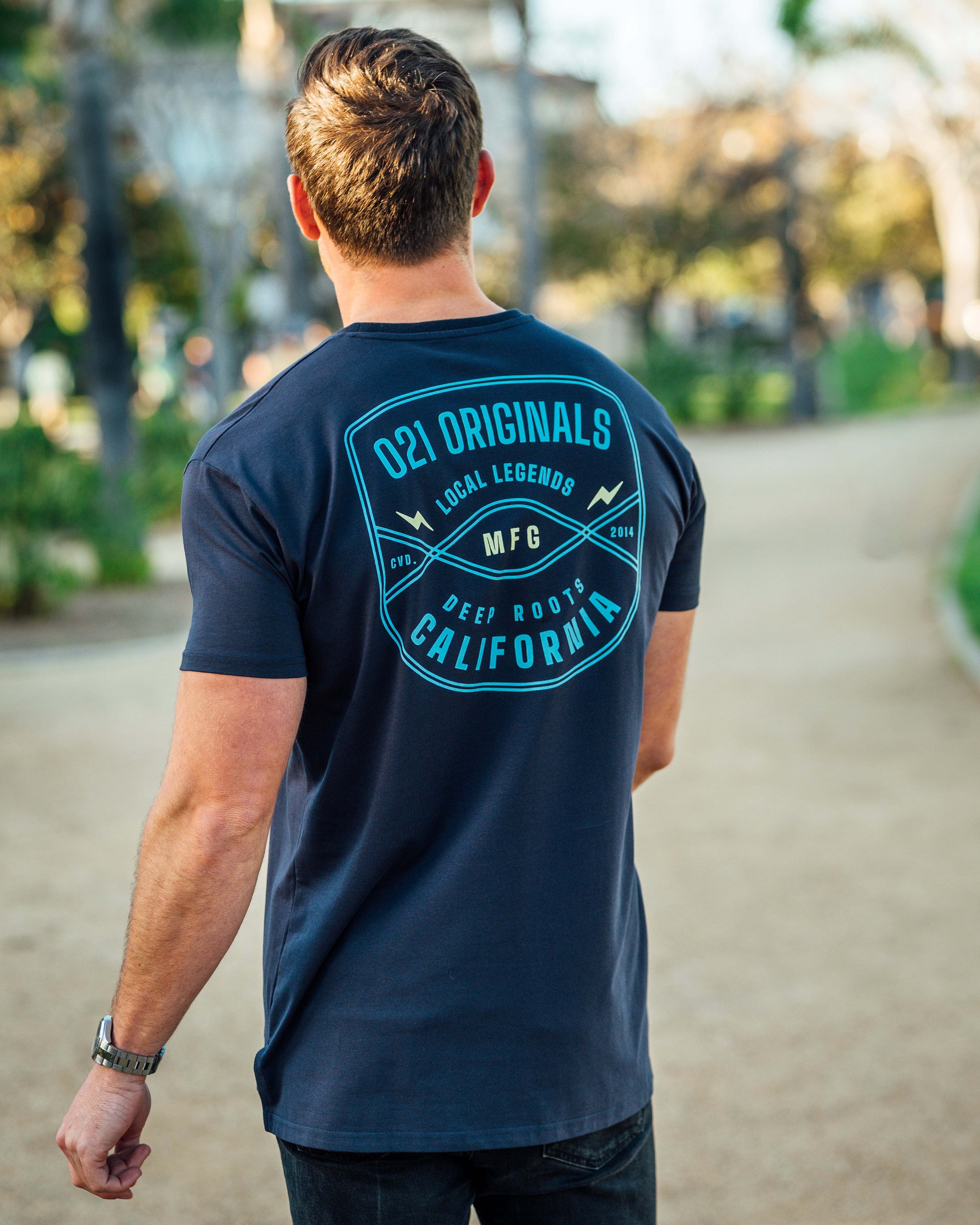 CREST SPLIT-HEM T-SHIRT - NAVY