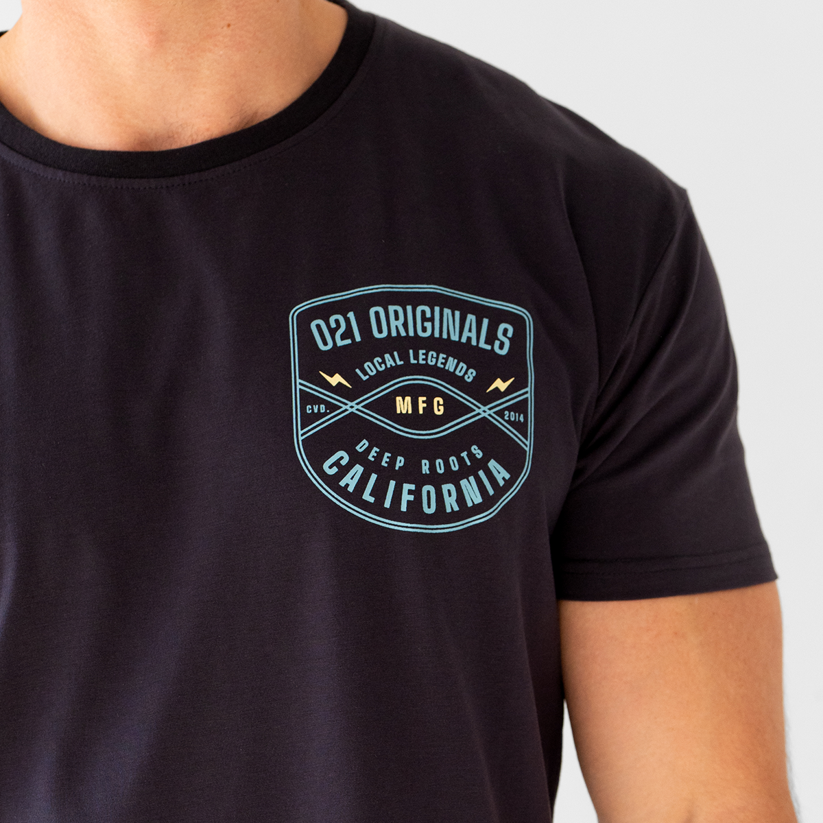 CREST SPLIT-HEM T-SHIRT - NAVY