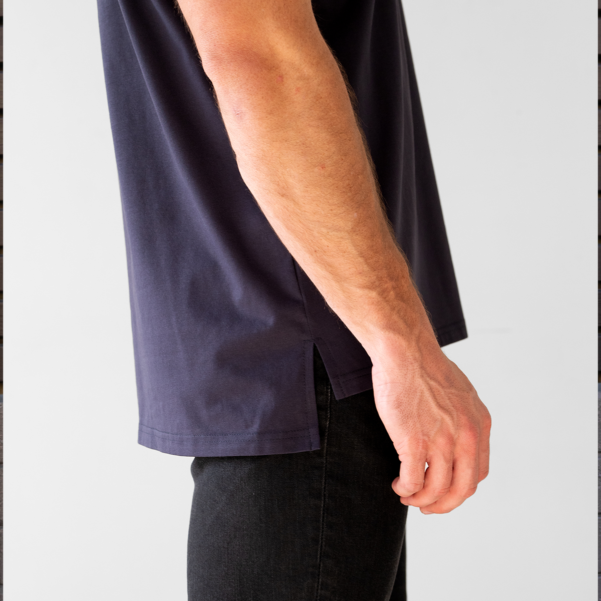 CREST SPLIT-HEM T-SHIRT - NAVY