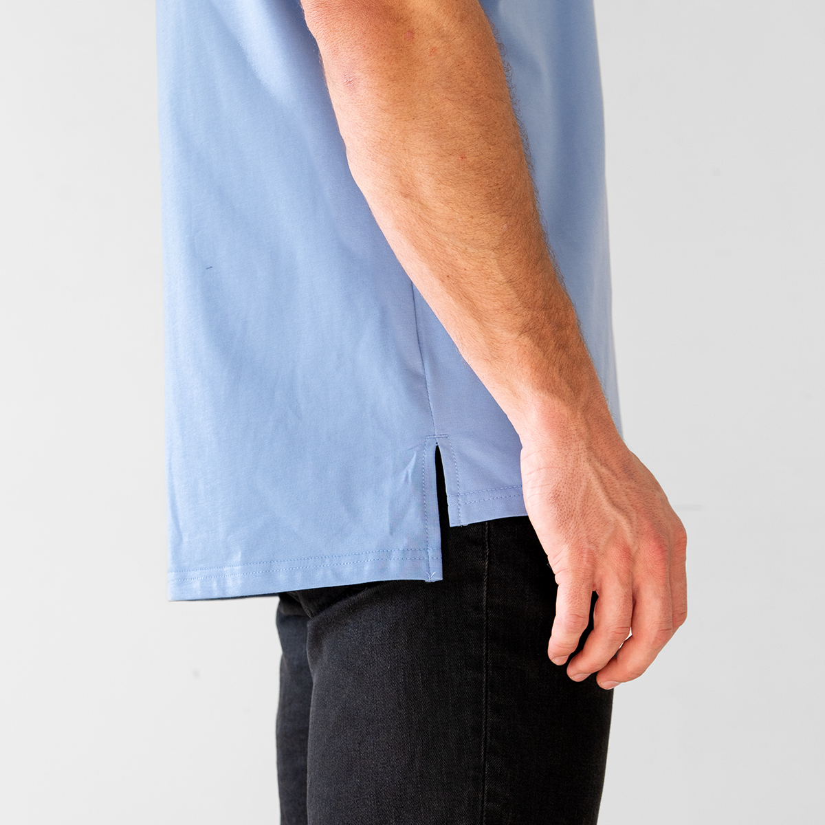 CREST SPLIT-HEM T-SHIRT - COASTAL BLUE